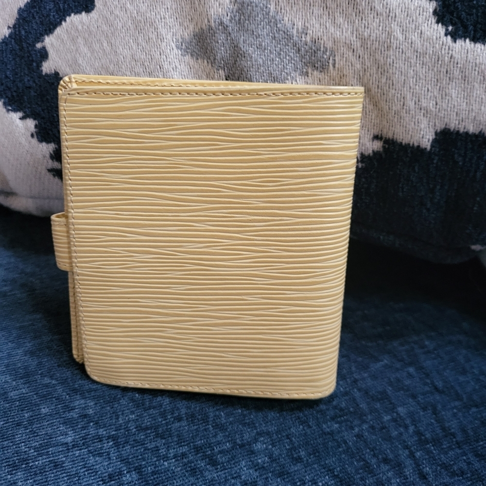 Louis Vuitton Epi Leather Porte Billets Bifold Wallet in Vanilla - Picture 3 of 16